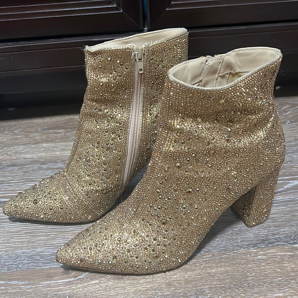 Lightly worn BETSY JOHNSON GOLD GLITTER HEELS SIZE 9